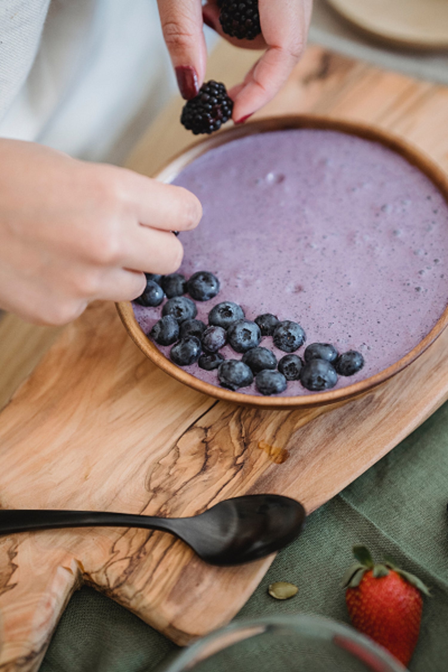 Smoothie Bowl mit Blaubeeren in Kokosnussschale